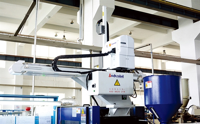 Injection molding robot arm